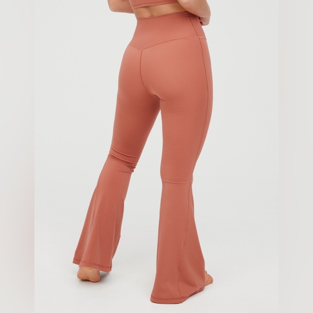 Pink ribbed crossover superflare
